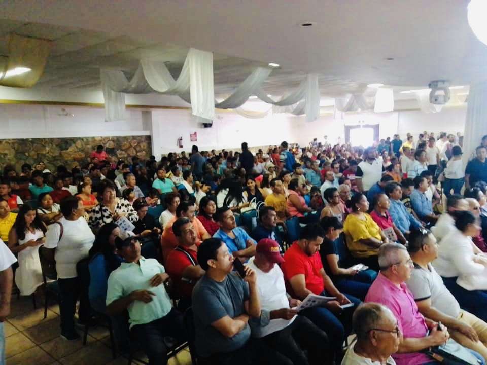 Cientos asisten a asamblea estatal de Morena. 